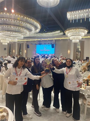 AKSARAY ÜNİVERSİTESİ GÜZELYURT MESLEK YÜKSEKOKULU AŞÇILIK PROGRAMI ÖĞRENCİLERİNDEN NİĞDE GASTRONOMİ FESTİVALİ’NDE BÜYÜK BAŞARI